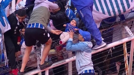 Bebê em jogo na Argentina (foto: Reprodução)