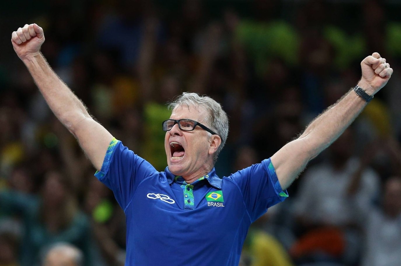 Bernardinho celebra com os braços erguidos (foto: Divulgação/CBV)