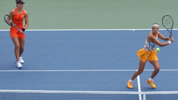 Bia Haddad e Victoria Azarenka durante partida do US Open (foto: Mike Stobe / GETTY IMAGES NORTH AMERICA / AFP)