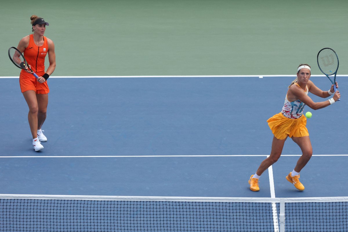 Bia Haddad e Victoria Azarenka durante partida do US Open (foto: Mike Stobe / GETTY IMAGES NORTH AMERICA / AFP)