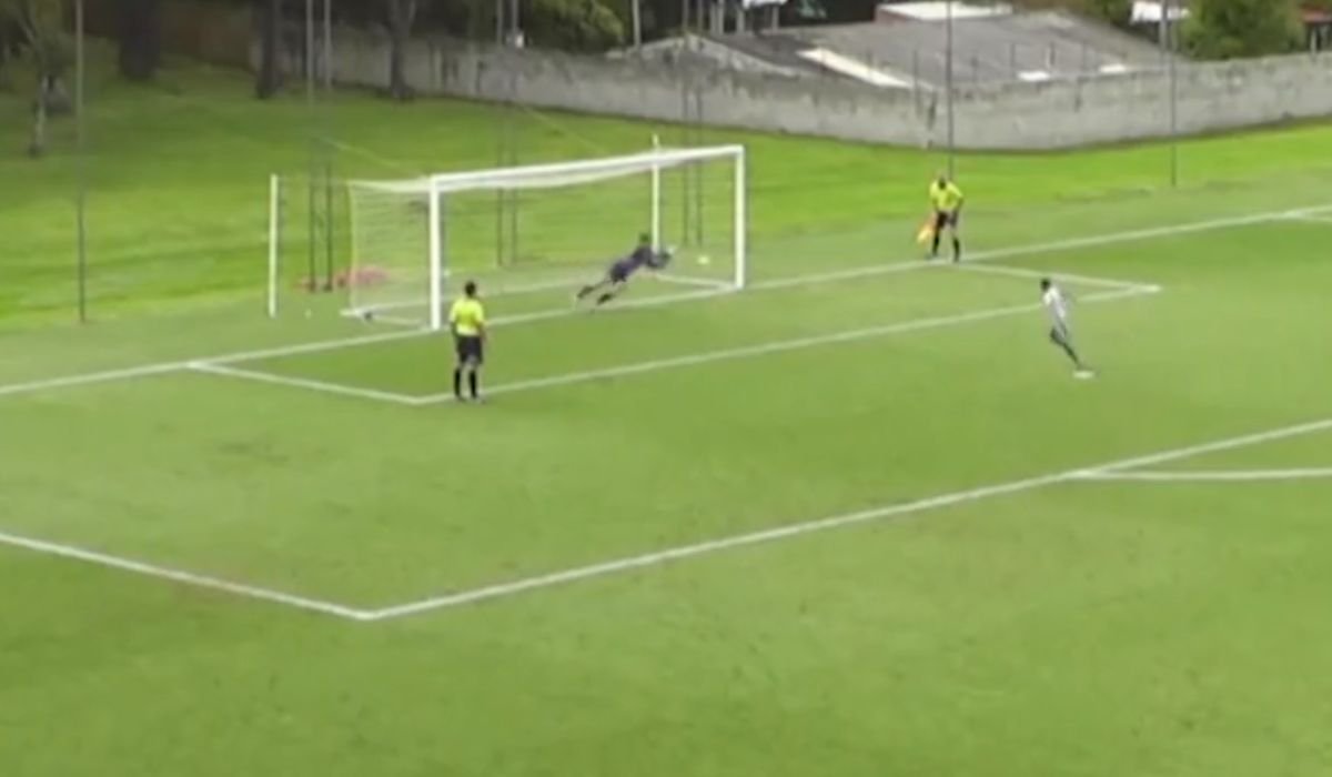 Bruninho defendendo pênalti no Athletico (foto: Reprodução/Redes Sociais)