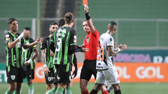 Vasco Árbitro mostra cartão vermelho a Iago Maidana (foto: Alexandre Guzanshe/EM D.A Press)