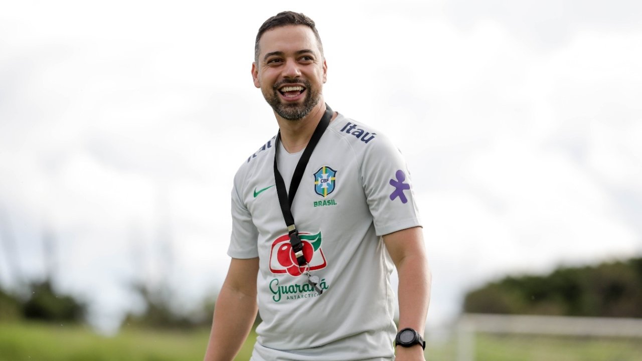 Jonas Urias, o novo técnico do Cruzeiro Feminino (foto: Reprodução/Twitter do Cruzeiro)