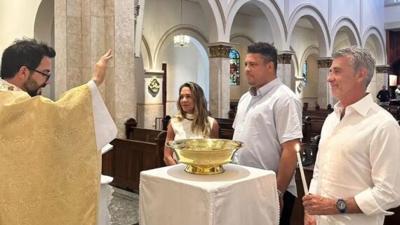 Padre Fábio de Melo batizou o ex-atacante Ronaldo Fenômeno (foto: Reprodução/Instagram)