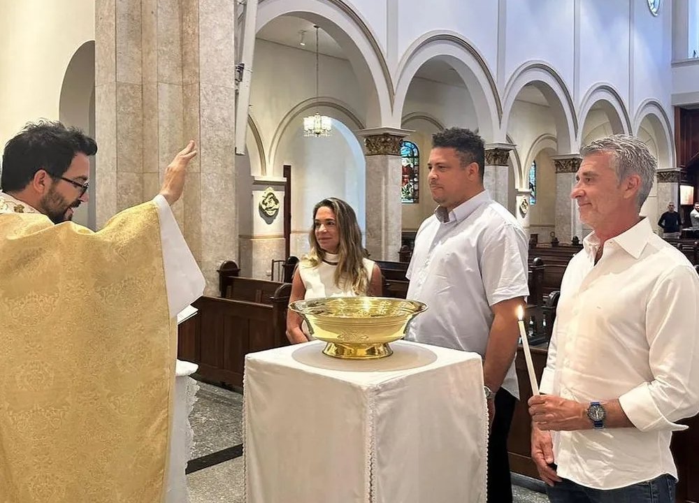 Padre Fábio de Melo batizou o ex-atacante Ronaldo Fenômeno (foto: Reprodução/Instagram)
