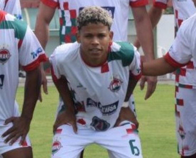 Edson Igor Silva Oliveira agachado posando para foto (foto: Reprodução/Redes sociais)