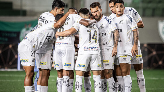 Jogadores do Santos abraçados (foto: Raul Baretta/ Santos FC)