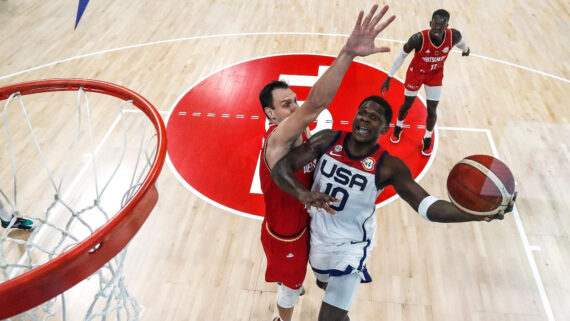 Lance da partida entre Estados Unidos e Alemanha, pela semifinal da Copa do Mundo de basquete (foto: YONG TECK LIM/AFP)