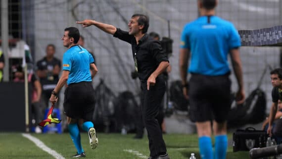 Fabián Bustos sob o comando do América na Sul-Americana (foto: AFP)