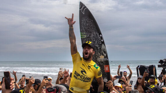 Filipe Toledo, surfista brasileiro (foto: APU GOMES/AFP)