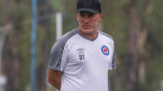 Gabriel Milito, ex-treinador do Argentino Juniors (foto: Divulgação / Argentino Jrs)