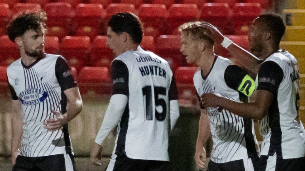 Jogadores do Gateshead FC comemoram gol (foto: Charlie Waugh/Gateshead FC)