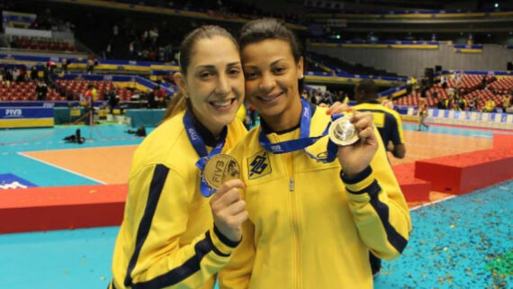 Carol Gattaz e Walewska segurando uma medalha de ouro (foto: Reprodução / Instagram)