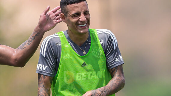 Guilherme Arana sorri ao levar peteleco de Hulk (foto: Pedro Souza/Atlético)