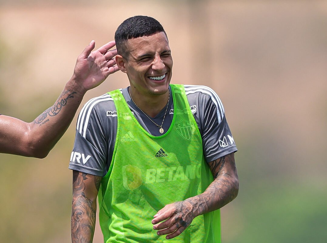 Guilherme Arana sorri ao levar peteleco de Hulk (foto: Pedro Souza/Atlético)