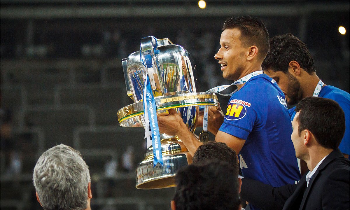 Henrique segura taça da Copa do Brasil de 2018 (foto: Vinnicius Silva/Cruzeiro)