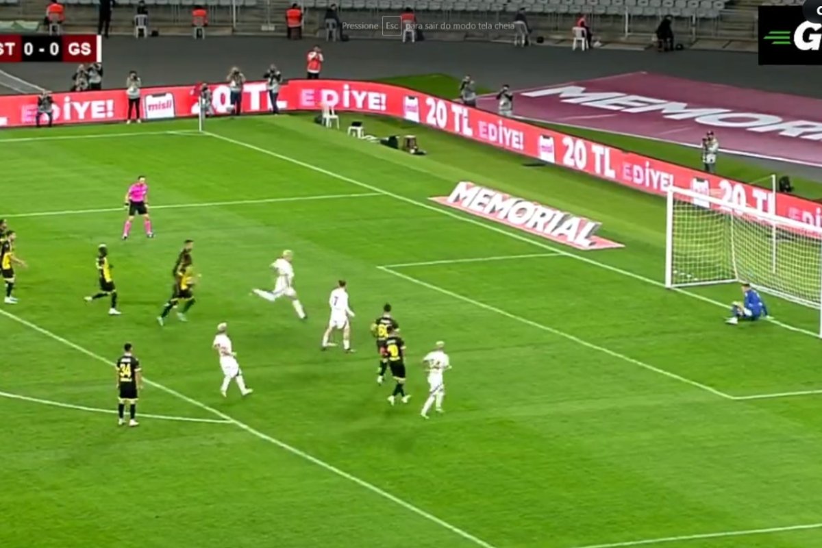 Momento em que Mauro Icardi chuta a bola (foto: Reprodução)