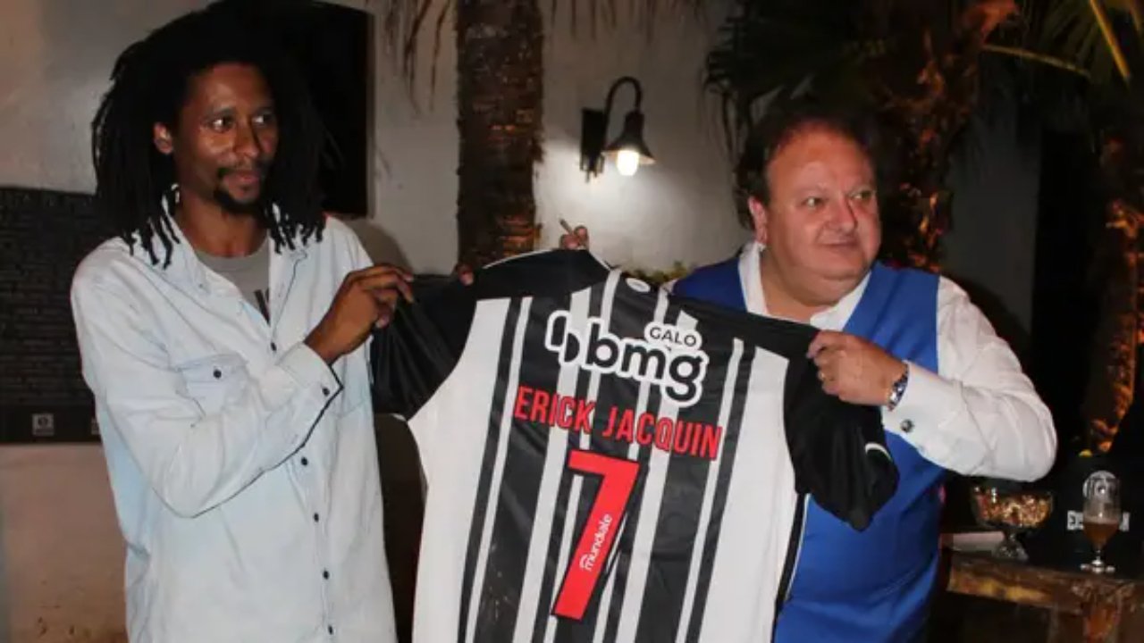 Mauro Henrico presenteou Erick Jacquin com a camisa do Atlético (foto: Divulgação/Ulisses Nascimento)