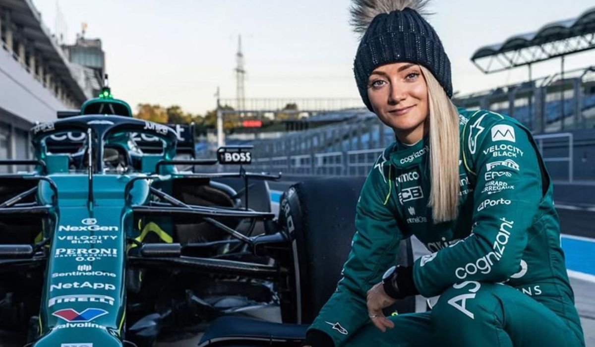 Jessica Hawkins com o carro da Aston Martin (foto: Divulgação/Aston Martin)