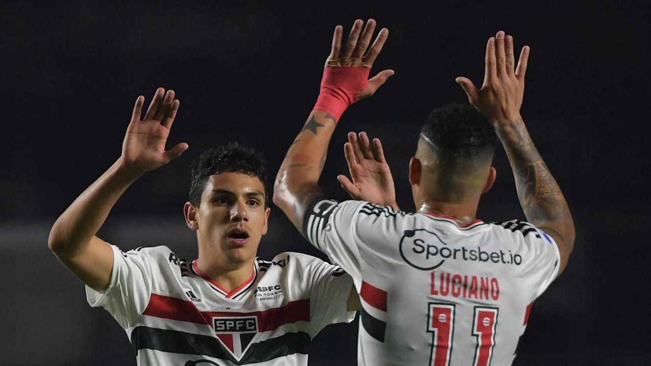 João Moreira comemora com Luciano gol marcado em partida da Copa Sul-Americana de 2022 (foto: NELSON ALMEIDA / AFP)
