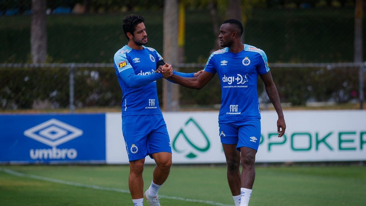 Atacante Joel, ex-Cruzeiro, apertando a mão do zagueiro Léo (foto: Vinnicius Silva/Cruzeiro)