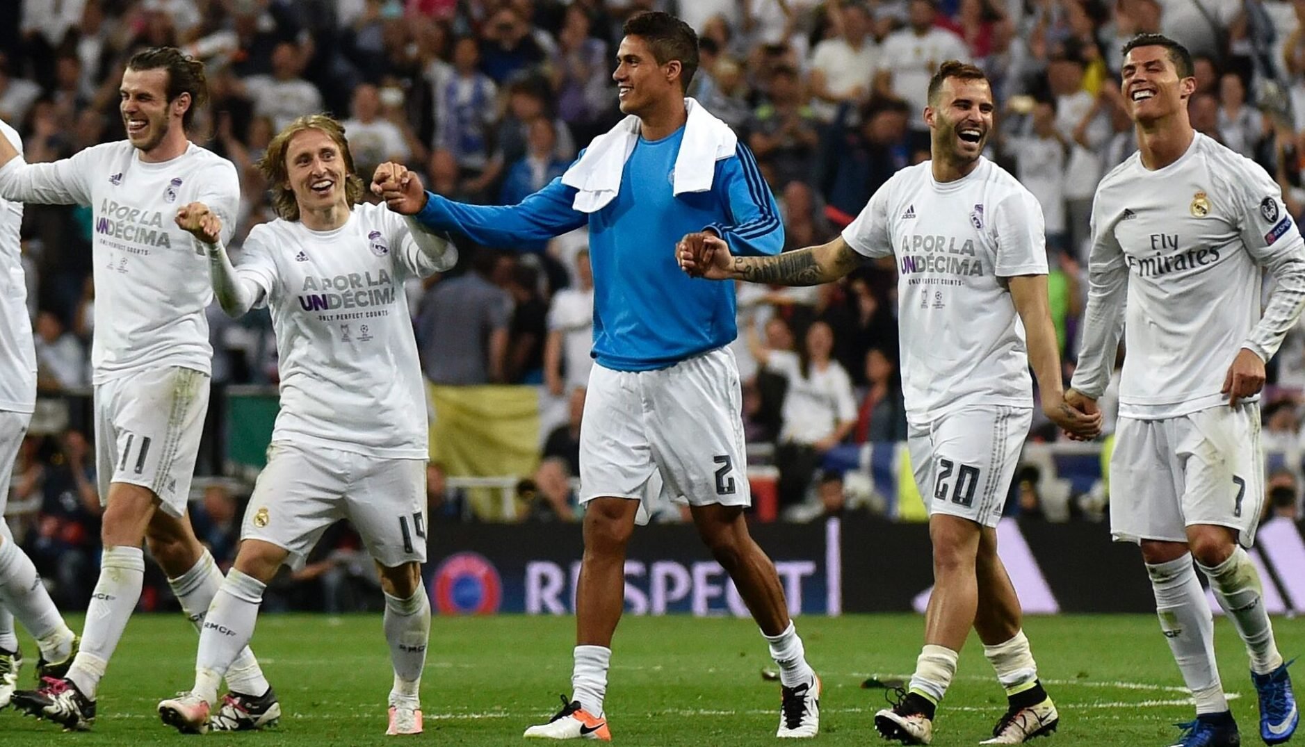 Jogadores do Real Madrid de mãos dadas em 2016 (foto: Gerard Julien/AFP)