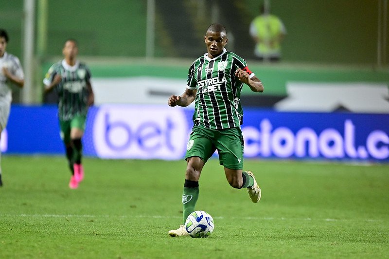 Juninho pelo América contra o Santos pelo Campeonato Brasileiro (foto: Mourão Panda / América)