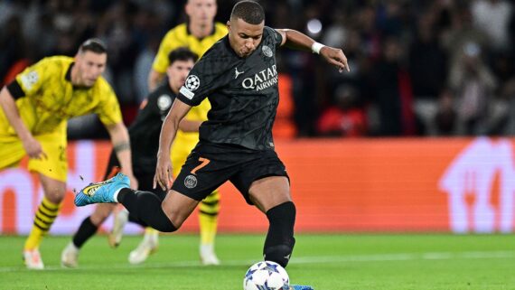 Kylian Mbappé, atacante do Paris Saint-Germain, cobrando pênalti (foto: Miguel MEDINA / AFP)