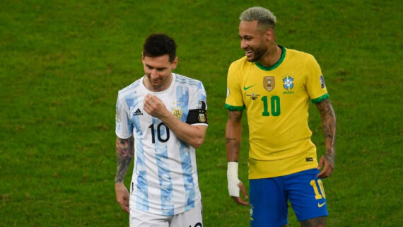 Neymar e Messi durante partida entre Brasil e Argentina (foto: MAURO PIMENTEL/AFP)