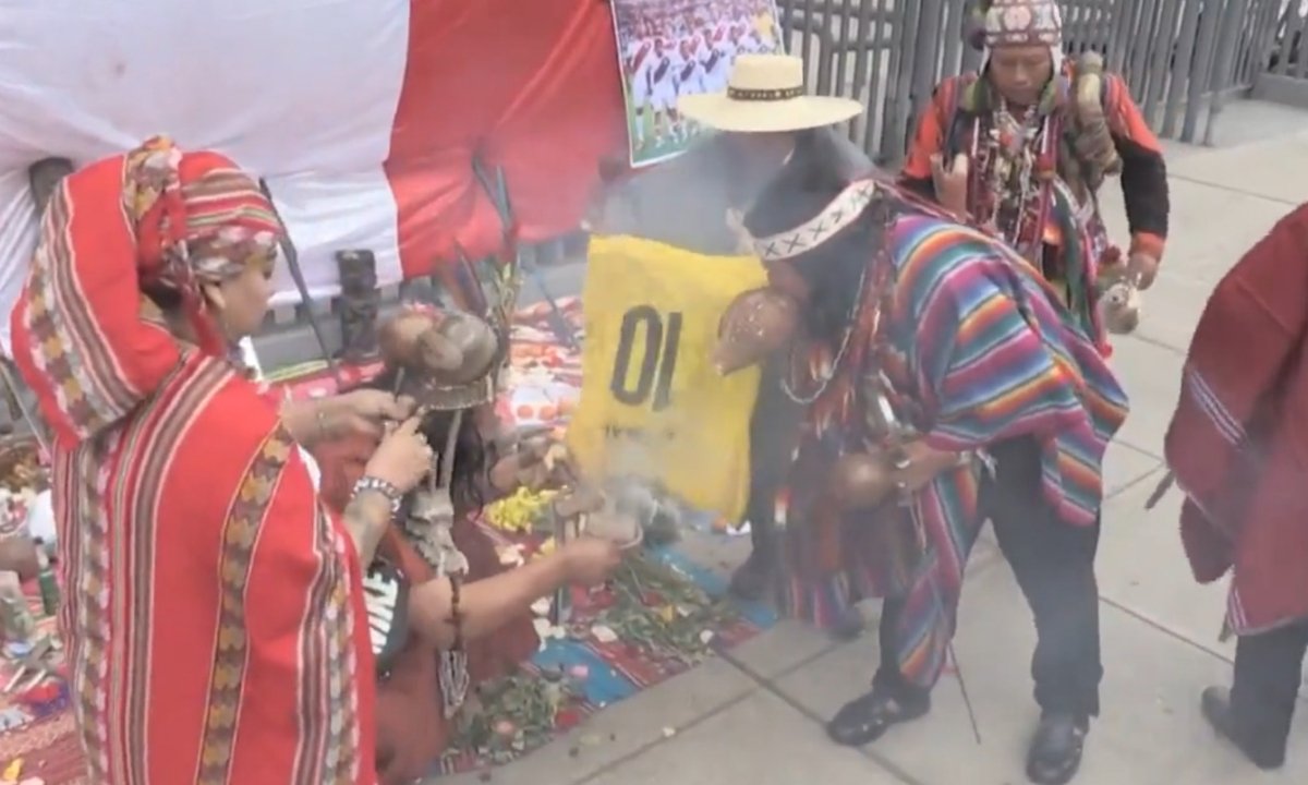 Peruanos fizeram ritual antes de jogo contra a Seleção Brasileira (foto: Reprodução/AFP)