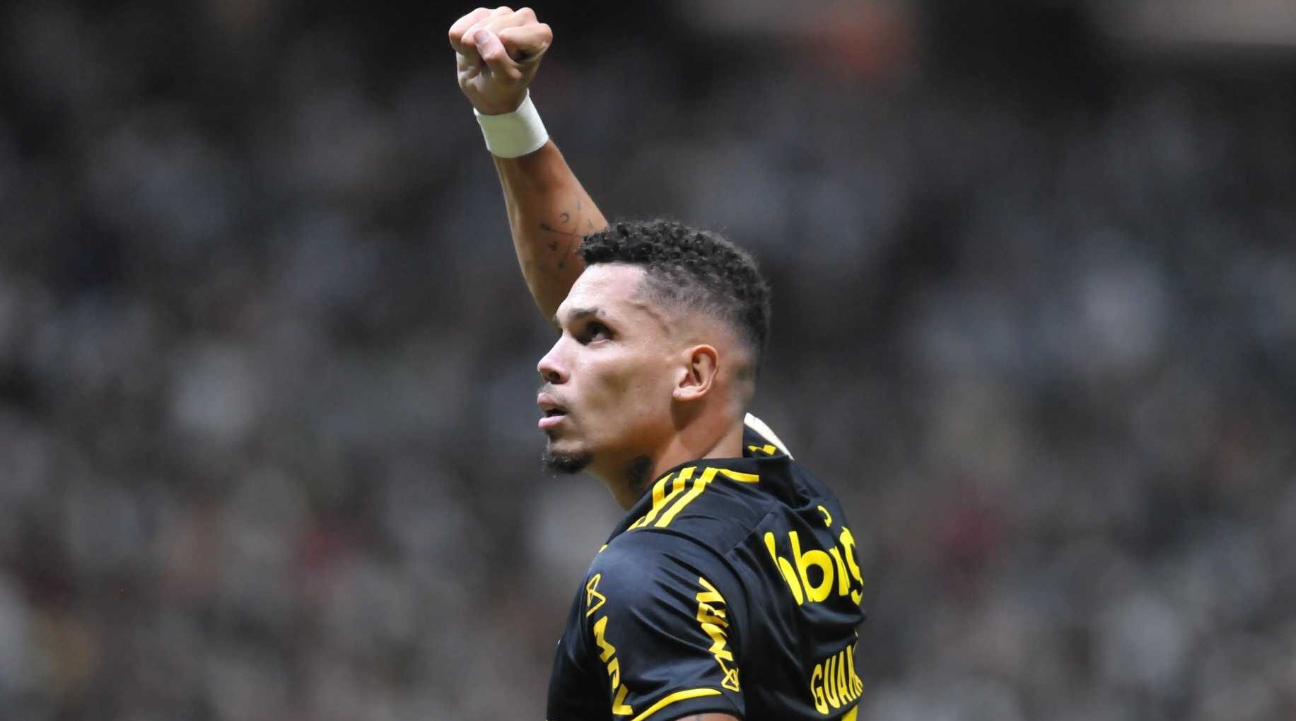 Paulinho comemora gol do Atlético (foto: Alexandre Guzanshe/EM/D.A Press)