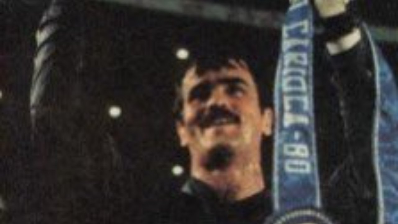 Paulo Goulart, ex-goleiro do Fluminense, com o troféu do Campeonato Carioca de 1980 (foto: Divulgação/Fluminense)