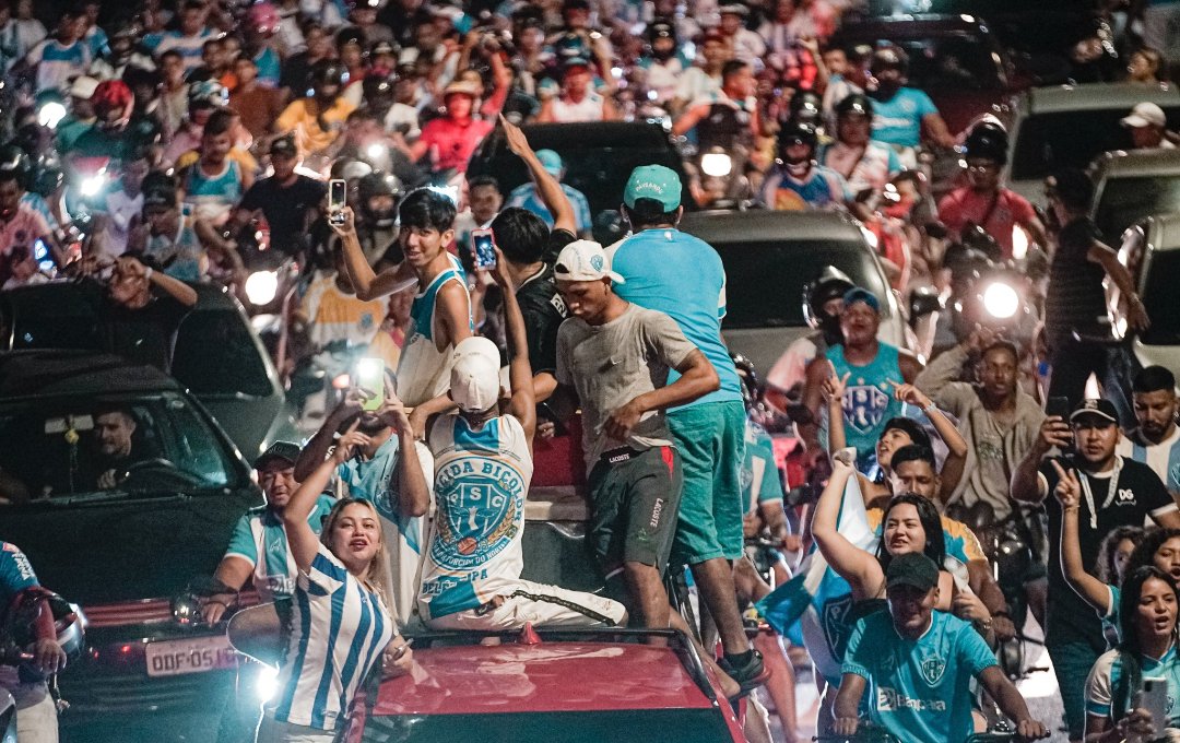 Comemoração da torcida alviceleste após vitória do Paysandu sobre o Botafogo-PB (foto: Jorge Luís Totti/Paysandu)