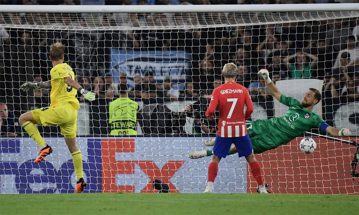 Ivan Provedel faz gol de cabeça - (foto: Filippo MONTEFORTE / AFP)