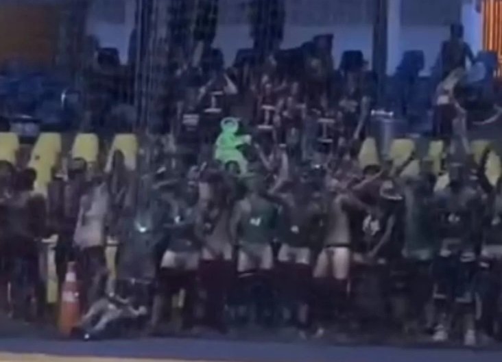 Simulação de masturbação coletiva feita por alunos de medicina em partida de vôlei feminino (foto: Reprodução)