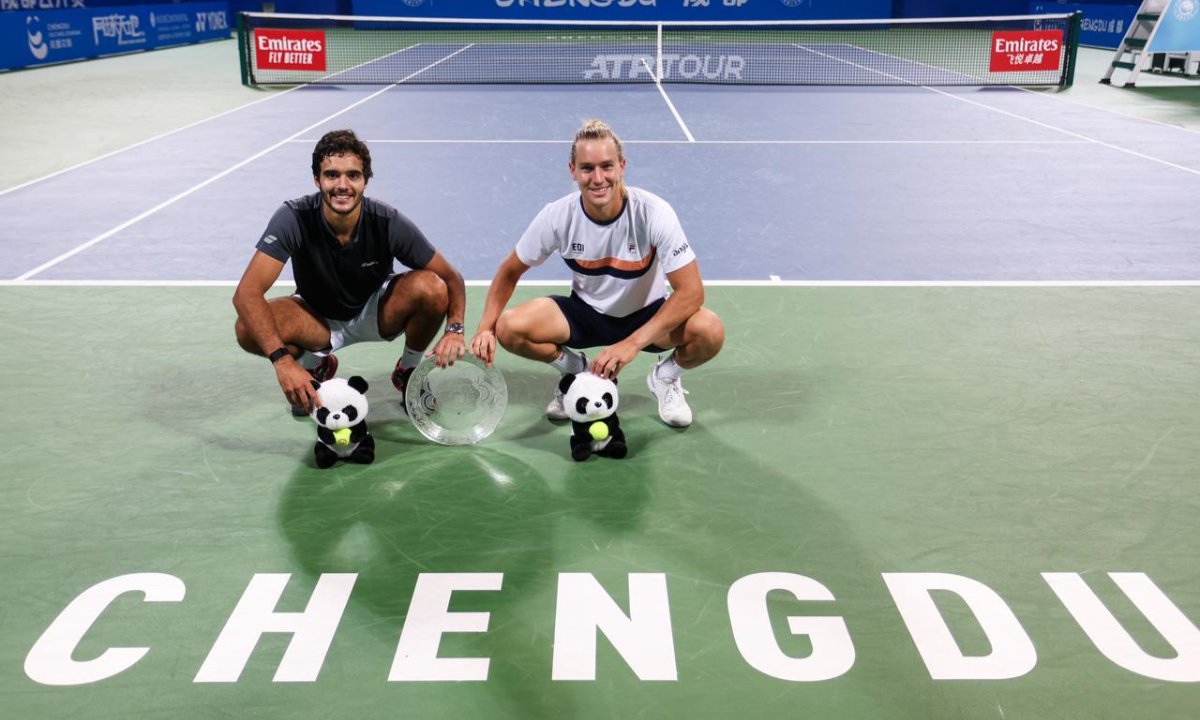Rafael Matos com Francisco Cabral com o troféu e durante a final do ATP (foto: Chengdu Open)