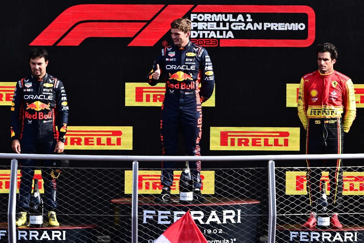 Sergio Perez, Max Verstappen e Carlos Sainz no pódio do GP de Monza (foto: MARCO BERTORELLO)