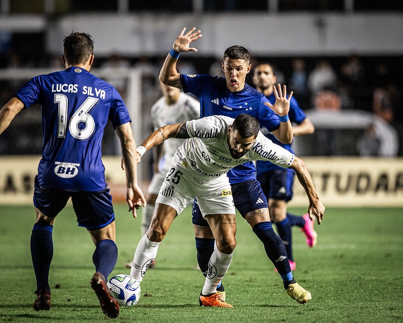Cruzeiro e Santos pelo Campeonato Brasileiro (foto: Raul Baretta/ Santos FC)