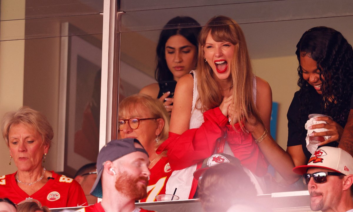 Taylor Swift em jogo da NFL (foto: AFP)