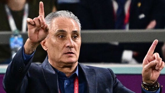 Tite, em partida da Seleção Brasileira (foto: GABRIEL BOUYS/AFP)