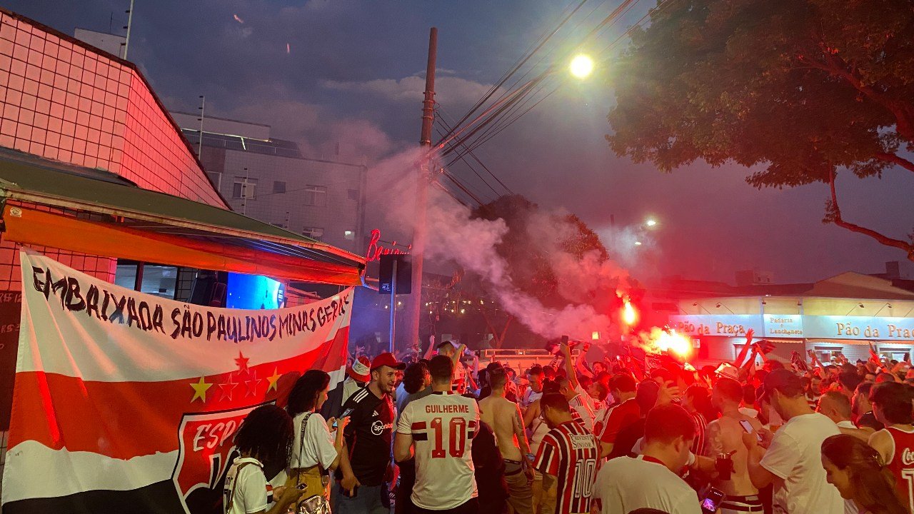 Centenas de torcedores do São Paulo se reuniram nos arredores do bar Armazém Fuscaldi, na Praça Geraldo Torres, em Belo Horizonte (foto: Rafael Cyrne/EM/DA Press)