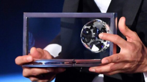 Troféu do Prêmio Puskas (foto: FABRICE COFFRINI/AFP)
