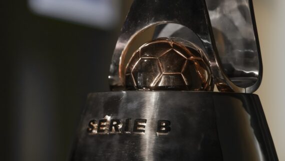 Detalhe do troféu da Série B (foto: Thais Magalhães/CBF)
