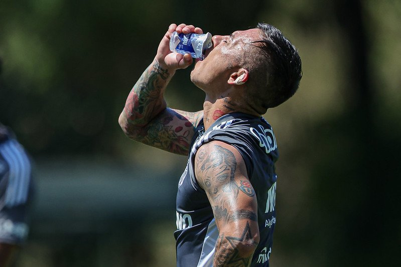 Atacante Eduardo Vargas, do Atlético, bebe água - (foto: Pedro Souza/Atlético)