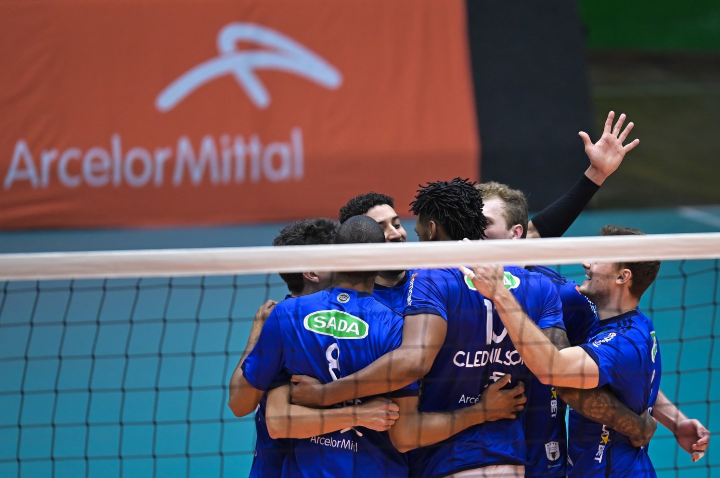 Jogadores de vôlei do Cruzeiro se abraçam em quadra (foto: Divulgação/Cruzeiro)