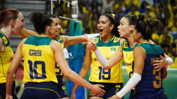 Jogadoras comemoram ponto pelo Brasil no Sul-Americano Feminino de Vôlei (foto: Mauricio Val/FVImagem/CBV)