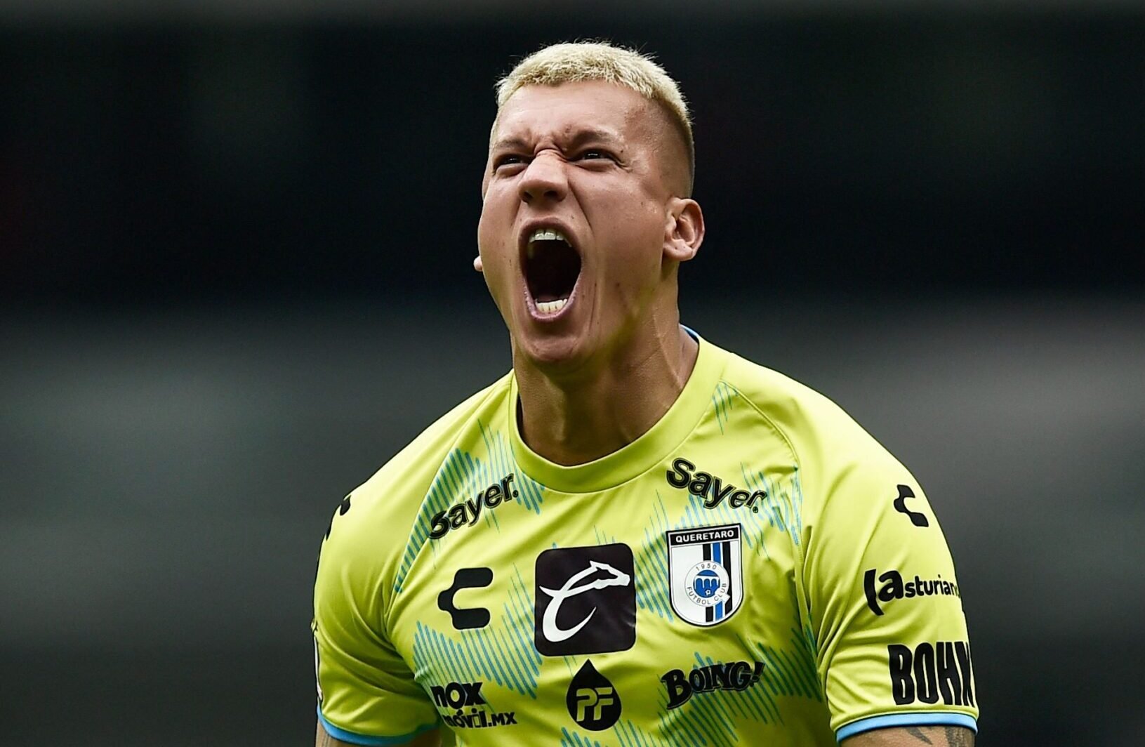 Goleiro Washington Aguerre comemora gol do Querétaro (foto: Claudio Cruz/AFP)