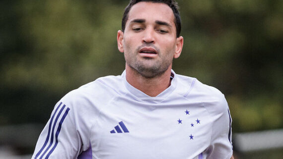 Gilberto corre em treino do Cruzeiro (foto: Gustavo Aleixo/Cruzeiro)