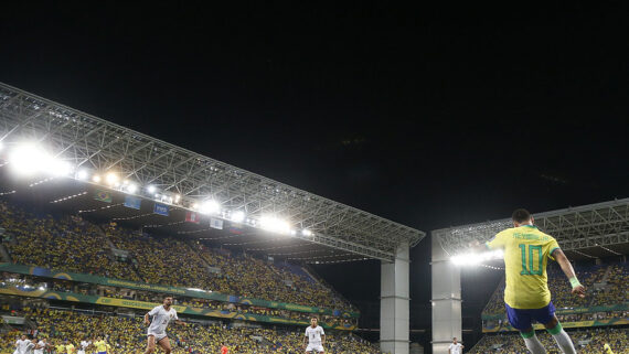 Neymar cobra escanteio (foto: Vitor Silva/CBF)