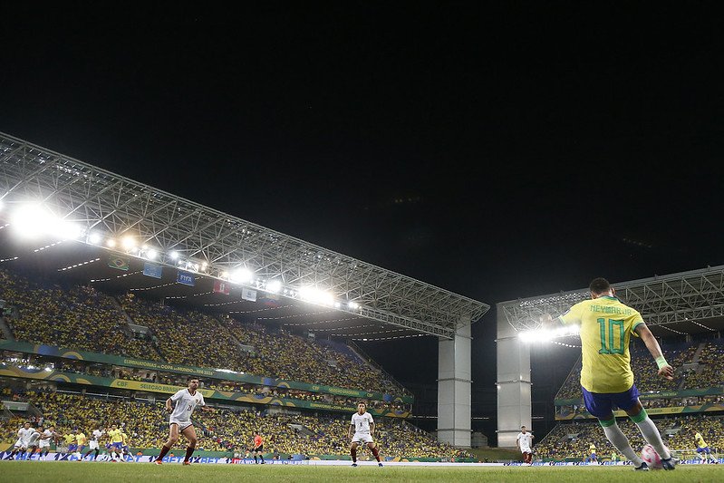 Neymar cobra escanteio (foto: Vitor Silva/CBF)